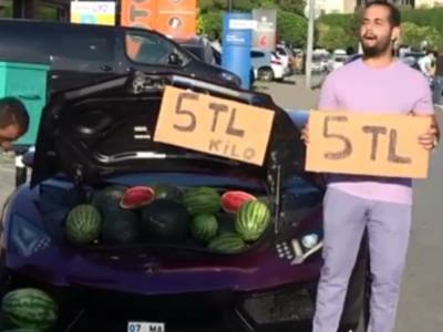 Загадочный мужчина продает арбузы по бросовой цене со спорткара Lamborghini