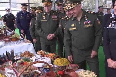 Шойгу на Армейских играх посетил фестиваль кухонь народов мира