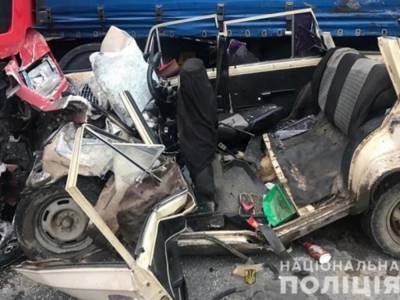 На Прикарпатье легковушка столкнулась с грузовиком, четверо погибших