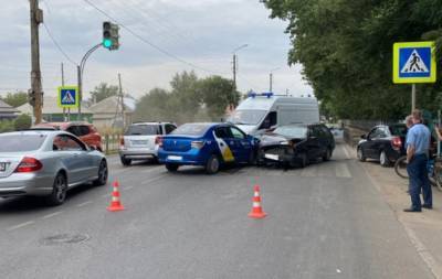 Две пассажирки такси пострадали в столкновении авто на встречной в Воронеже