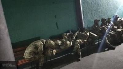 Украинские военнослужащие остались на ночь на вокзале в Черкассах