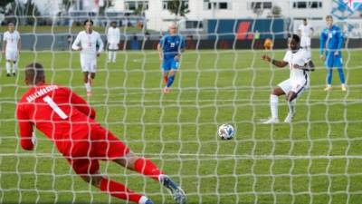 Англия дожала Исландию в матче с двумя удалениями и пенальти
