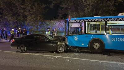 Автобус и BMW столкнулись на севере Москвы