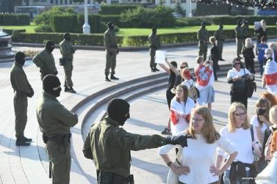 «Зеленые человечки» в Беларуси: В Сети появилось видео жесткого разгона студентов силовиками в балаклавах без опознавательных знаков