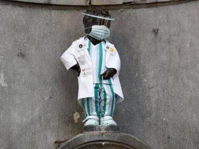 В Брюсселе воздали дань уважения медикам, облачив Писающего мальчика во врачебный халат