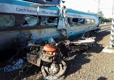 В Чехии скоростной поезд столкнулся с грузовиком, есть жертвы