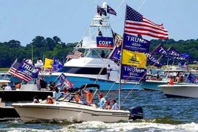 Несколько лодок затонули на параде в поддержку Трампа