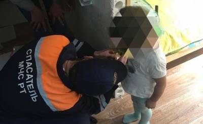 В Альметьевске трехлетняя девочка застряла рукой в гипсовой плите