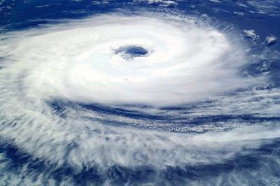 На юге Японии из-за тайфуна «Хайшэн» закрыли магазины и отменили авиарейсы