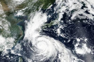 На Японию обрушился опасный тайфун: Людям приказали запасаться едой и водой
