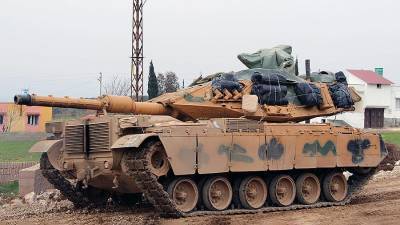 Турция начала переброску танков на границу с Грецией