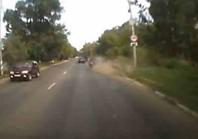 Видео: на Михайловском шоссе легковушка улетает в кювет