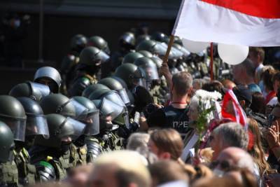 В Минске милиция оцепила Октябрьскую площадь перед шествием оппозиции