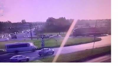 Видео: на Колпинского шоссе перевернулась легковушка