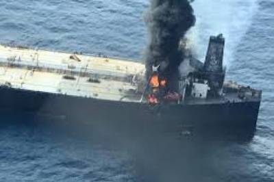У берегов Шри-Ланки четвертый день горит танкер с нефтью, есть погибший