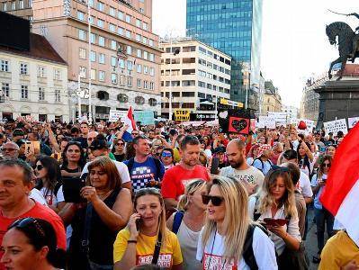 В Загребе сотни человек провели акцию против мер для борьбы с коронавирусом