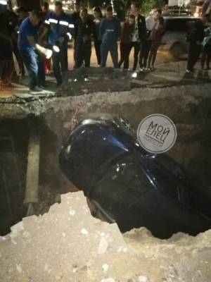 В день города в Ельце автомобиль упал в траншею