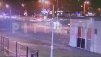 Видео: на Луначарского легковушка на большой скорости влетела в другую машину