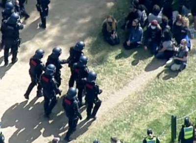 В Мельбурне произошли столкновения между полицией и участниками антикоронавирусной акции