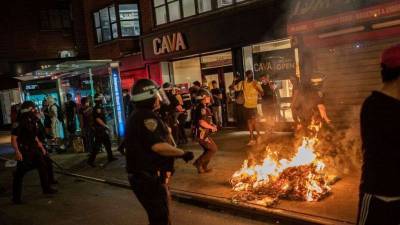 Акция протеста против расизма в США: полиция применила слезоточивый газ против демонстрантов