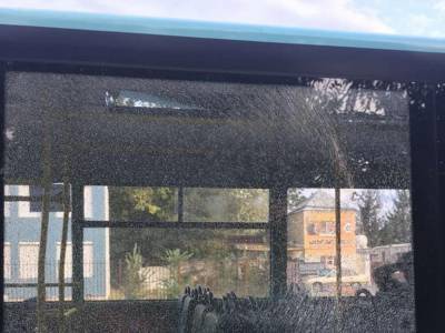 Повреждено стекло: в Херсоне неизвестные обстреляли рейсовый автобус