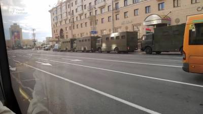 На площадь Независимости в Минске прибыли автозаки и скорые