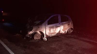 Очевидец снял на видео пылающую машину на месте смертельного ДТП в Амурской области