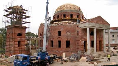 Ресин осмотрел строительство храмового комплекса Живоначальной Троицы