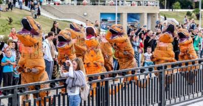 Забег динозавров на набережной рассмешил жителей Нижнего Новгорода