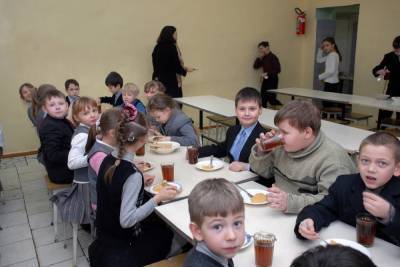Саратовские родители ждали бесплатных обедов, но школьники получили кашу и чай