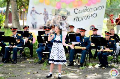 Юные южносахалинцы и военный оркестр выступили для ветеранов на дворовом празднике