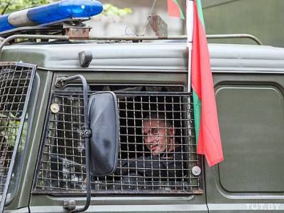 Центр Минска оцепили милиция и военные, на улицах появились автозаки, водометы и БТР (видео)