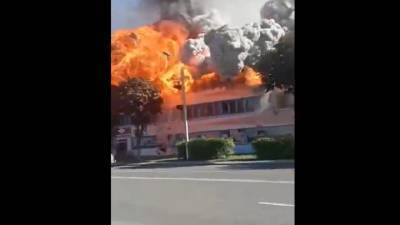 Во время пожара на фабрике в Белоруссии прогремел взрыв. Видео