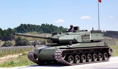Конфликт нарастает: Турция перебрасывает свои танки к границе с Грецией