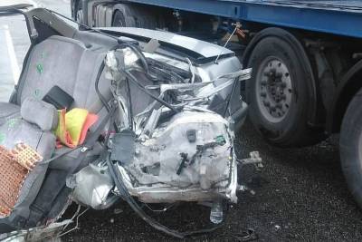 Страшное ДТП под Новороссийском: водитель легковушки на скорости столкнулся с грузовиком