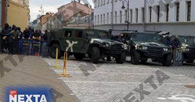 Вооруженные "гражданские" помогают милиции перекрывать улицы Минска