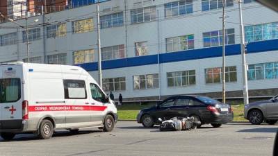 В Екатеринбурге на перекрестке Челюскинцев и Космонавтов под колеса машины попал мотоциклист (ФОТО)