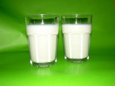 Медики назвали вред от чрезмерного употребления молока