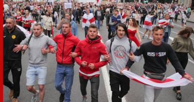 На многотысячной акции протеста в Минске начались задержания
