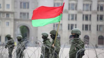 ОМОН выстраивает заграждения в районе Дворца независимости в Минске
