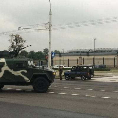 Десять БТР с военными стоят у Дворца Независимости в Минске
