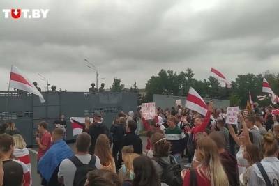 Толпа протестующих подошла к резиденции Лукашенко в Минске