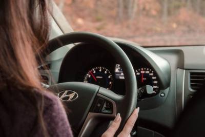 Украинским водителям напомнили о штрафах за разговоры по мобильному за рулем