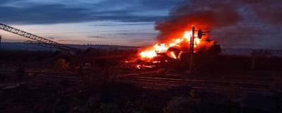 Два поезда столкнулись в Белгородской области, один загорелся
