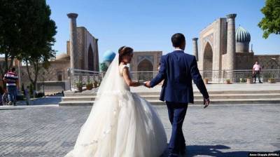 Узбекистанцам разрешили брать двойную фамилию при регистрации брака
