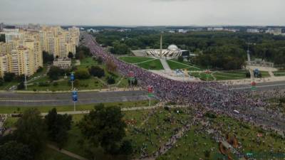 Тысячи протестующих в белорусской столице подошли к Дворцу независимости