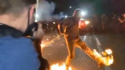 Friendly fire: в США активист попал "коктейлем Молотова" в протестующего. Видео