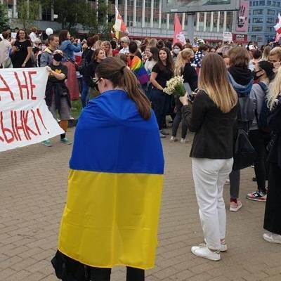 Протестующие в центре Минска вплотную подошли к оцеплению на проспекте Независимости