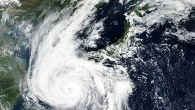 Супертайфун приближается к югу Японии