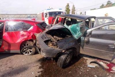 На трассе в Тверской области водитель получил переломы, въехал в попавшие в ДТП машины